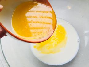 1、	牛奶放入容器中，黄油融化后倒入牛奶中