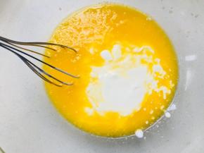 3、	加入酸奶，搅拌均匀