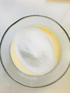 7、	将混合好的低粉筛入蛋液中，搅拌均匀