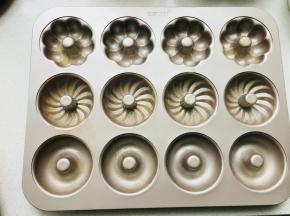 10、	甜甜圈模具涂上一层黄油，放入冰箱冷藏10分钟