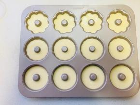 11、	将面糊挤入到模具中，七八分满即可。