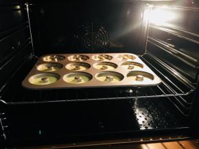 12、	烤箱170度，20至25分钟。具体温度根据自己烤箱脾气酌情调节。