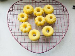 13、	出炉后，轻拍模具底部，直接脱模于晾架上