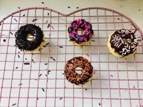 15、	轻按甜甜圈，提起反过来置于晾架上。装饰你喜欢的糖珠即可。