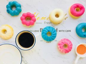 17、	亦可发挥你的想象力，烤好甜甜圈后，制作你喜欢奶冻，将甜甜圈放入奶冻中。脱模后，甜甜圈就戴上了奶冻帽子。好吃好玩。