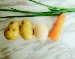 食材：土豆  鸡蛋  胡萝卜  葱