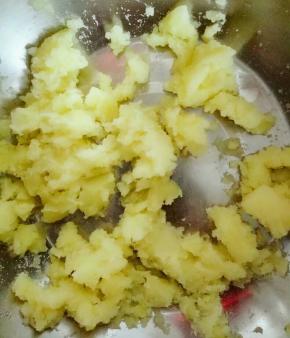 土豆去皮蒸熟捣成泥