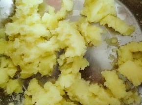 土豆去皮蒸熟捣成泥