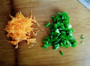 胡萝卜去皮擦细丝  葱洗干净切好