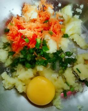 打入一个鸡蛋  加少许盐用筷子搅拌均匀