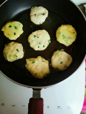 平底锅热油 用勺子舀起土豆泥  用铲子压成饼状