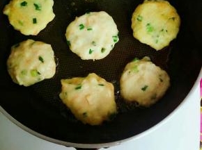 平底锅热油 用勺子舀起土豆泥  用铲子压成饼状