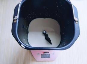 首先将牛奶倒入面包桶中称重。