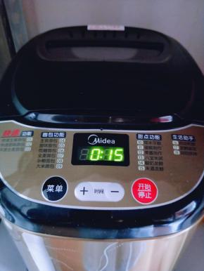 启动面包机自动和面20分钟，揉面20分钟后，加入提前室温软化的黄油。继续启动面包机揉面15分钟，这时面团已经有手套膜。