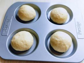 再次揉圆，放入模具中，入烤箱进行二次发酵，（天冷的话，可以在烤箱里放一碗热水）