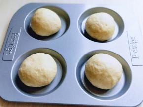 再次揉圆，放入模具中，入烤箱进行二次发酵，（天冷的话，可以在烤箱里放一碗热水）