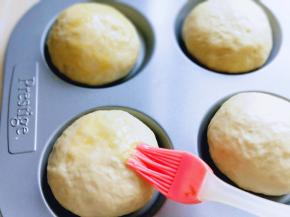 发酵好的面包胚取出，刷上蛋液，再撒上白芝麻。