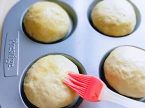 发酵好的面包胚取出，刷上蛋液，再撒上白芝麻。