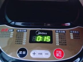 将面包桶放入面包机，启动面包机自动揉面15分钟。
15分钟后面团属于扩展阶段，加入室温软化的黄油，再次启动面包机揉面15分钟。