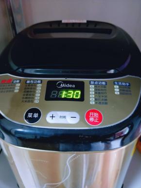 这时面团已经有了不容易破的手套膜，可以进去发酵功能，面包机发酵时间为一个半小时！