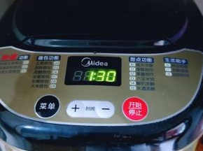 这时面团已经有了不容易破的手套膜，可以进去发酵功能，面包机发酵时间为一个半小时！