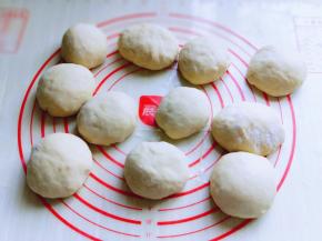 发酵好的面团可以用手嗯一下，不回缩即为发酵完成，取出揉圆排气，再分割等份的小面团，盖上保鲜膜松弛10分钟。