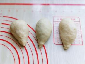 取一块松弛好的面团，整形水滴形。