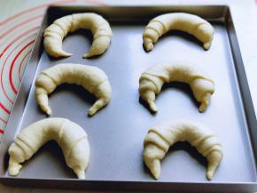 依次做完，摆放在烤盘里。