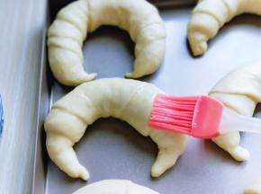 二发好的面包胚刷上蛋液。