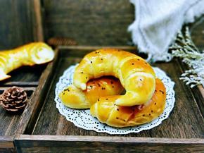 看好的面包立即刷上一层玉米油，这样会更好的锁住水分。