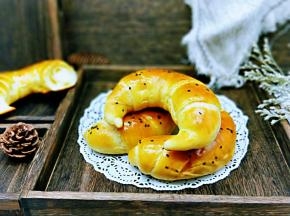 看好的面包立即刷上一层玉米油，这样会更好的锁住水分。