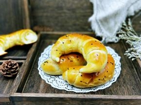 白搭的牛角包。