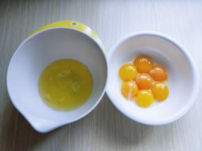 首先将鸡蛋洗干净，蛋白蛋黄分别再无油无水器具中。（我用的草鸡蛋比较小，所以用7个，如果是洋鸡蛋6个就可以）