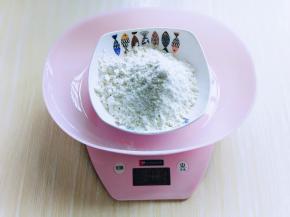 低筋面粉称重。