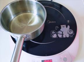 将玉米油倒入锅中加热，待玉米油冒泡泡立即将电磁炉断电！