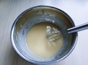 用手动打蛋器打至均匀。