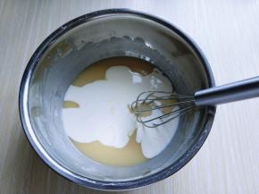 加入牛奶，拌均匀。