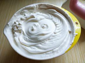 打发至湿性发泡，提起打蛋器有尖尖角，轻轻一磕就掉下来，这样即可！