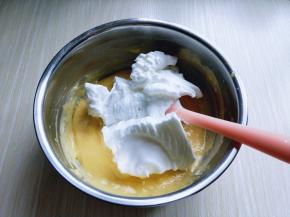 取三分之一蛋白放入蛋黄糊中，用硅胶铲十字翻拌均匀。