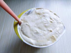 拌好的蛋糊倒入蛋白器具中，继续翻拌均匀！