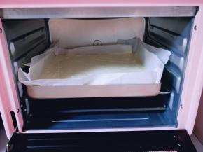 将烤盘入烤箱第二层，140度水浴法烤70分钟。烤好后取出放烤网上晾凉！（具体温度根据自家烤箱性能调整）