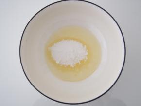 玉米油中加入细砂糖，搅拌至融化