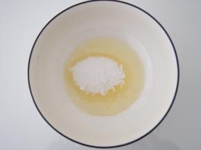 玉米油中加入细砂糖，搅拌至融化