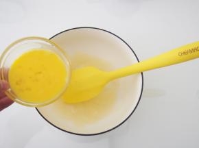 加入打散的蛋液（留一点刷表面），搅拌均匀