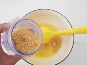 花生烤熟后用料理机打碎，加入蛋液中搅拌均匀