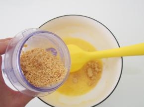 花生烤熟后用料理机打碎，加入蛋液中搅拌均匀