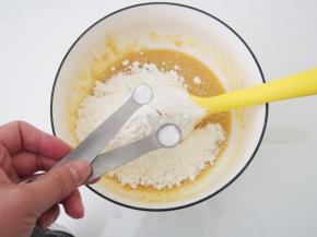 加入小苏打和泡打粉，切拌均匀