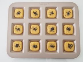 撒上适量黑芝麻，烤箱中层上下火，160度，20分钟左右即可。