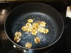 锅里热油，放入盐、糖、核桃仁爆炒（炒至焦糖色）