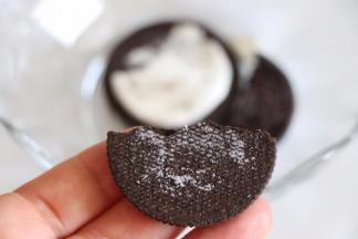 准备好食材，奥利奥饼干去掉夹心，只取饼干部分。